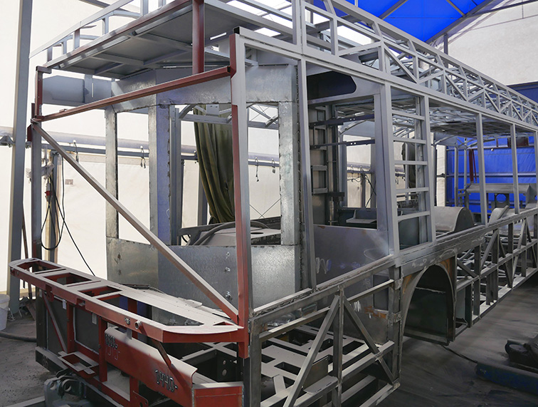 Подготовка рамы троллейбуса перед антикоррозийной защитой